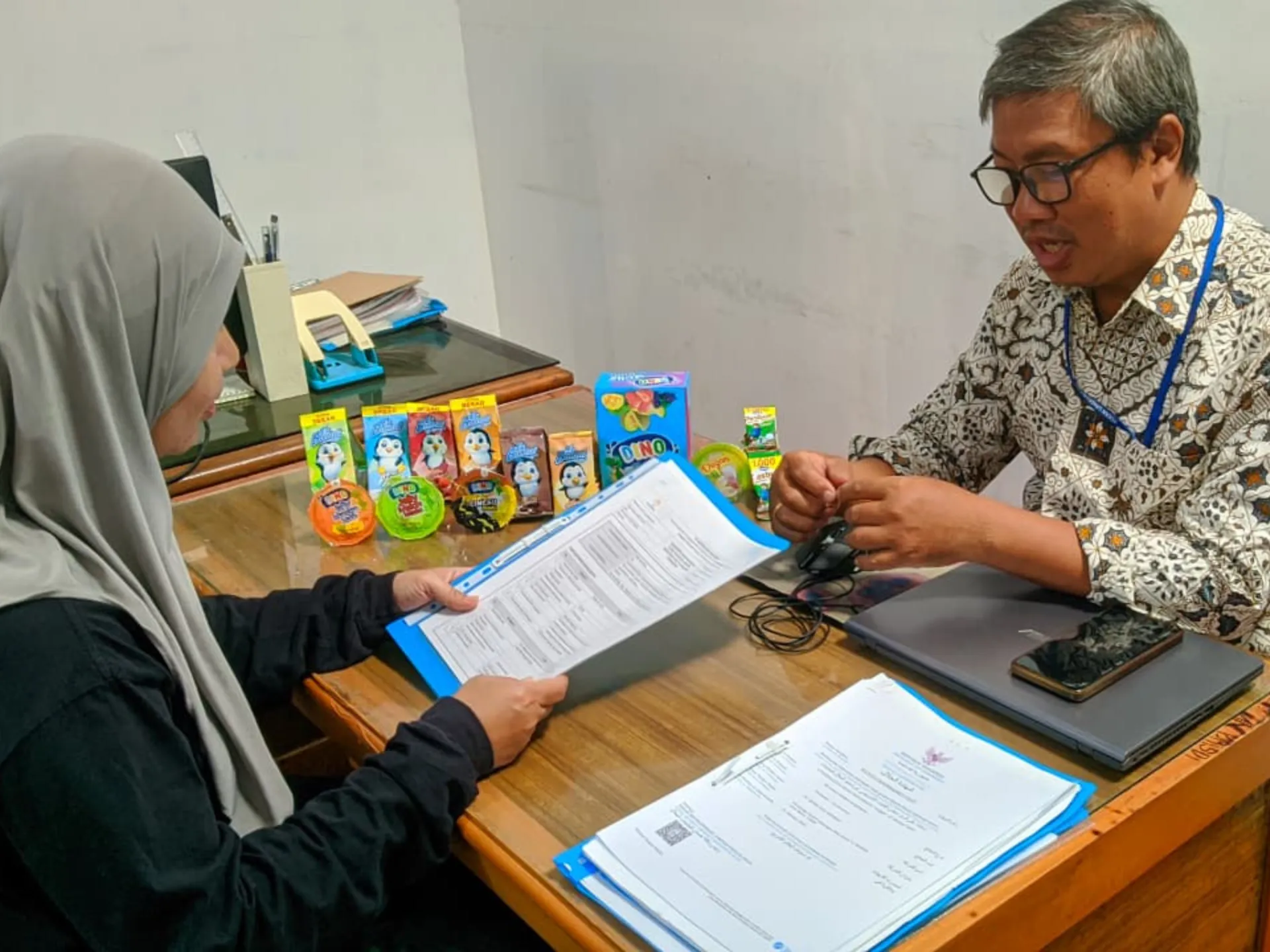 Dokumen sertifikasi Halal dan BPOM untuk produk minuman