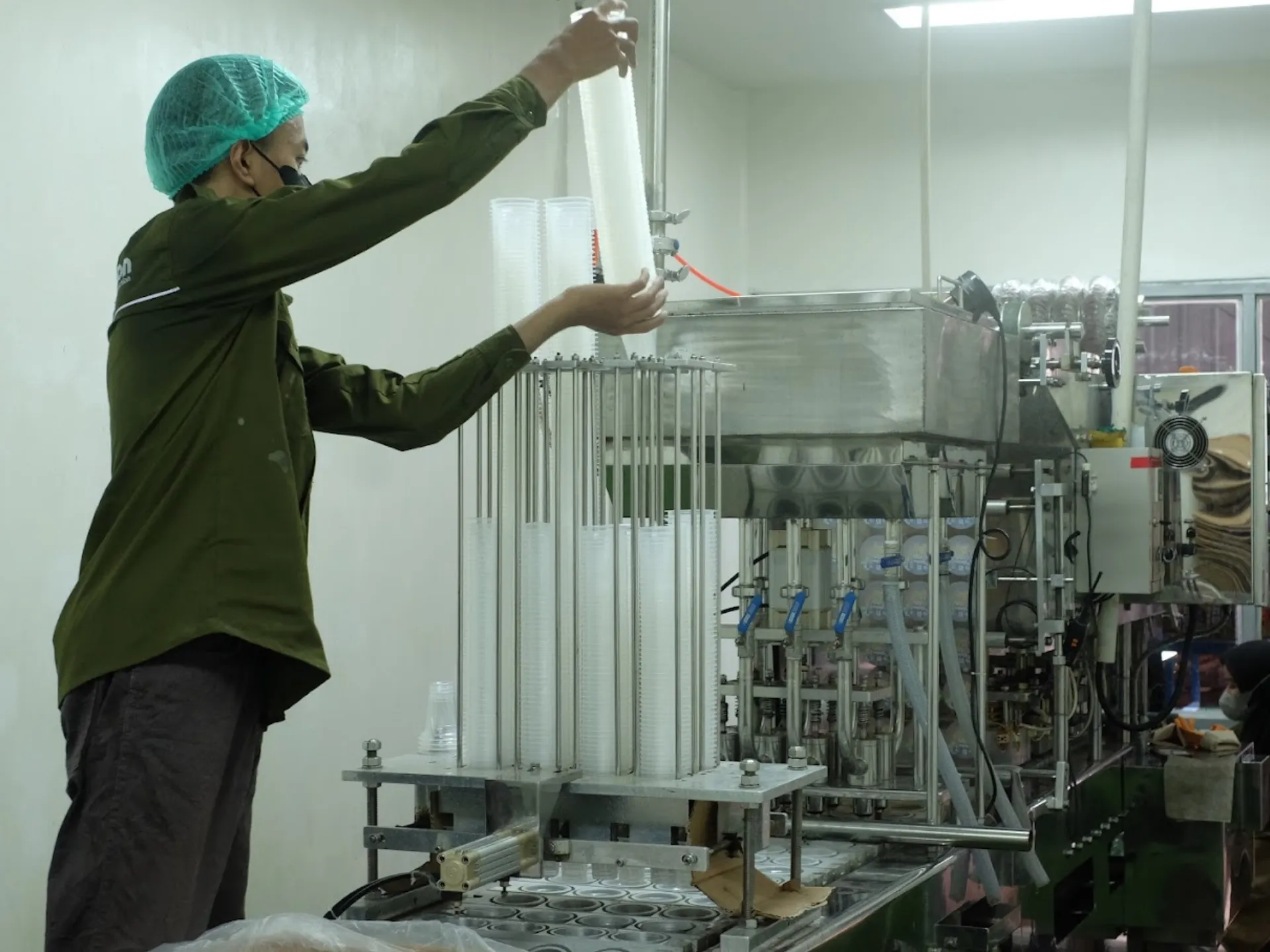 Mesin produksi minuman bubuk di pabrik maklon