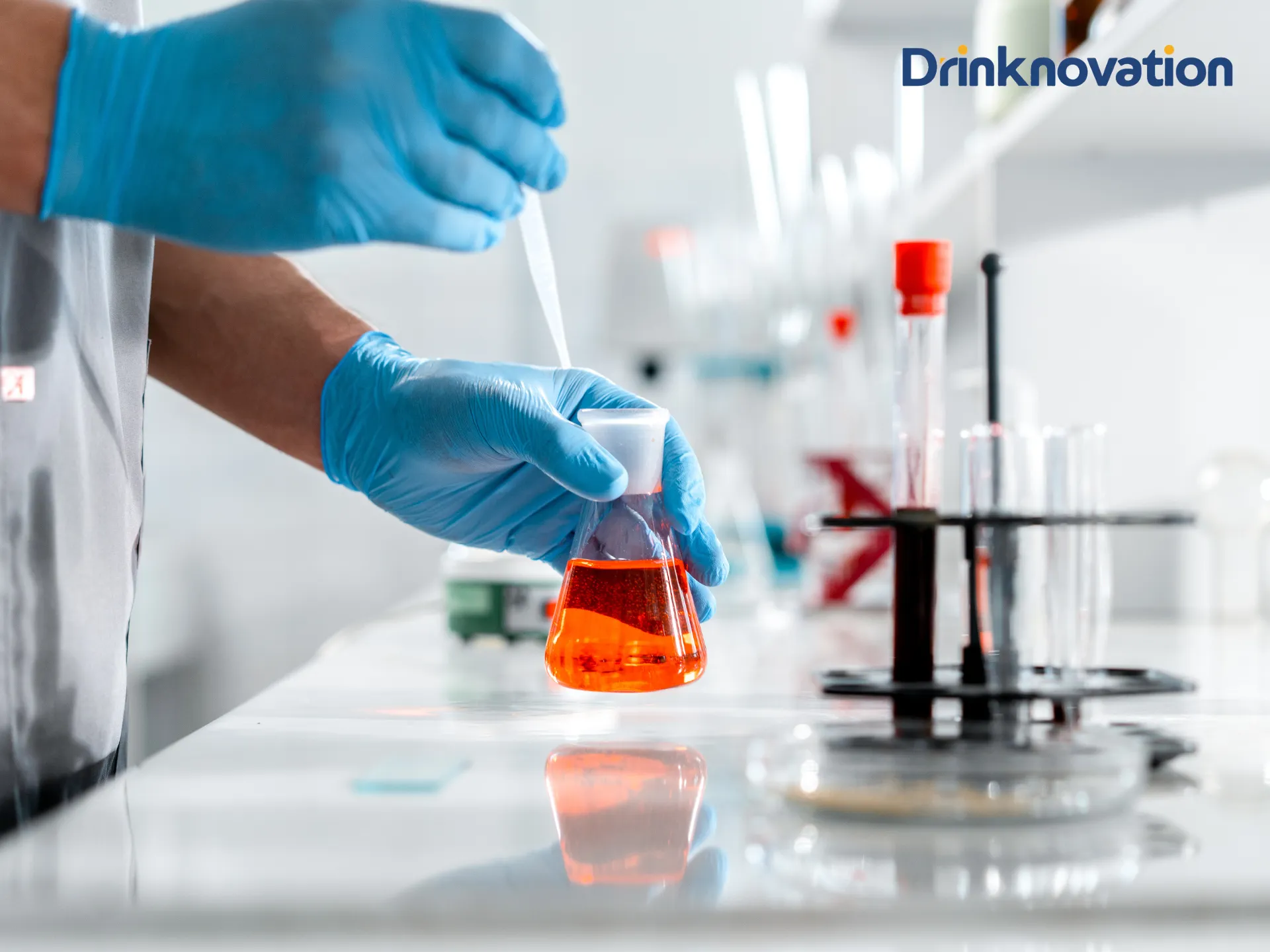 Sample produk minuman dalam gelas untuk evaluasi rasa dan kualitas