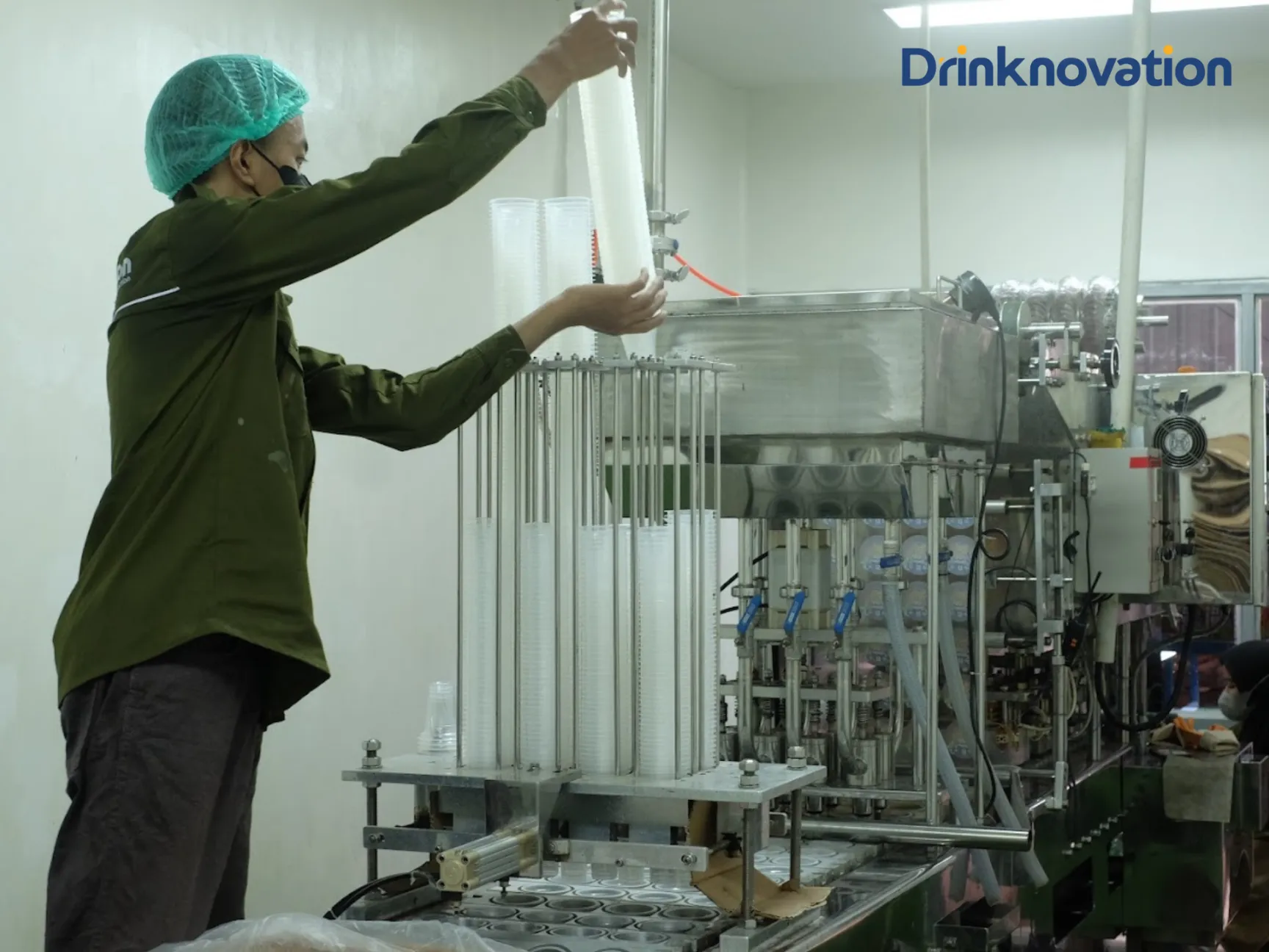 Tim Drinknovation sedang berkolaborasi dalam riset dan pengembangan produk minuman