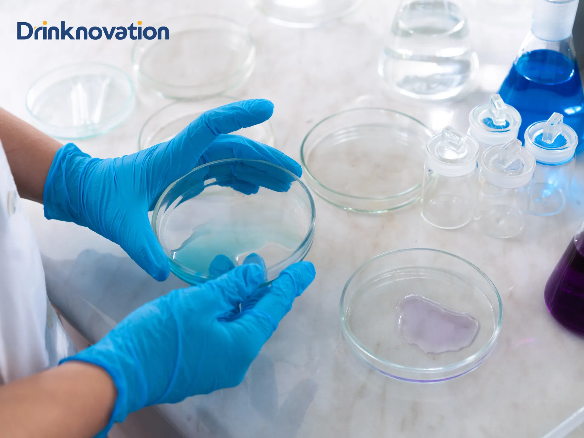 Proses uji mikrobiologi pada cawan petri di laboratorium